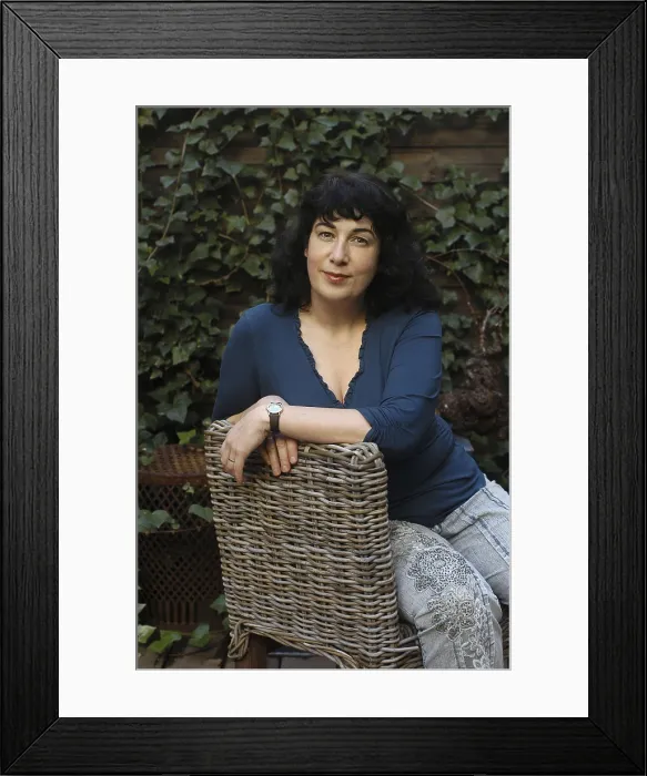 Framed Print : HARRISJoanne (1964). Writer. 2006. Oscar Elias / AISA / Everett Collection (184536)**US SALES ONLY** Framed Print : HARRISJoanne (1964). Writer. 2006. Oscar Elias / AISA / Everett Collection (184536)**US SALES ONLY**