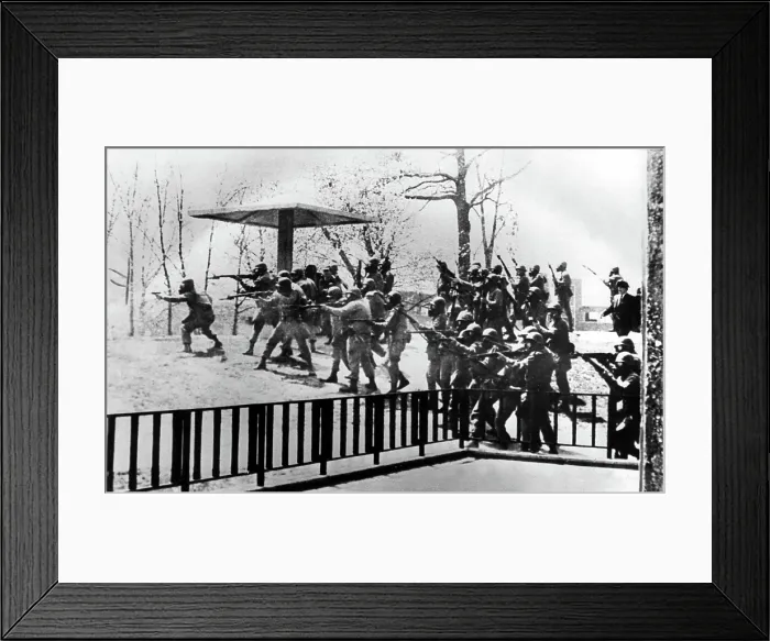Framed Print : KENT STATE UNIVERSITY, 1970 The armed National Guard.. Courtesy: CSU Archives  /  Everett Collection