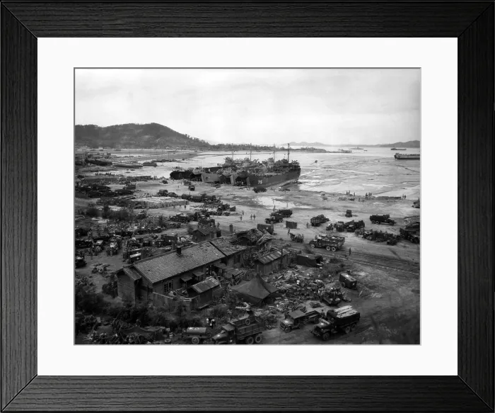 Framed Print : Korean War: Invasion of Inchon, September 15, 1950.. Courtesy: CSU Archives / Everett Collection Framed Print : Korean War: Invasion of Inchon, September 15, 1950.. Courtesy: CSU Archives / Everett Collection