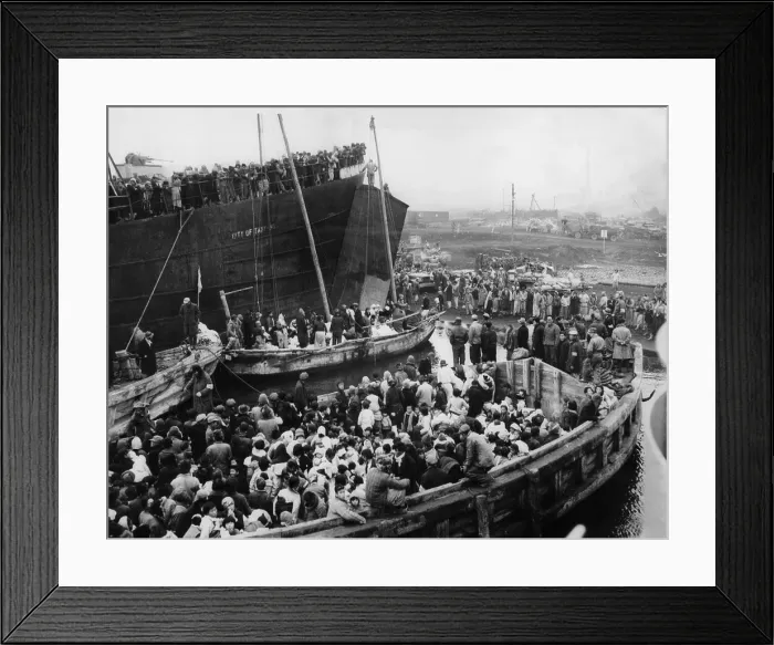Framed Print : Korean War: Korean refugees escaping from Hungnam, Korea, December, 1950.. Courtesy: CSU Archives  /  Everett Collection