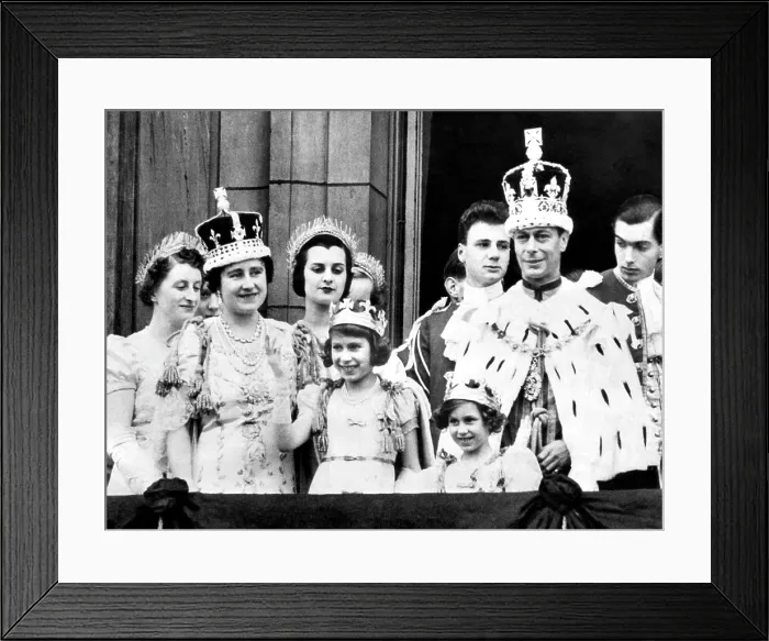 Framed Print : After Coronation ceremonies, the Royal family gathers to greet their subjects