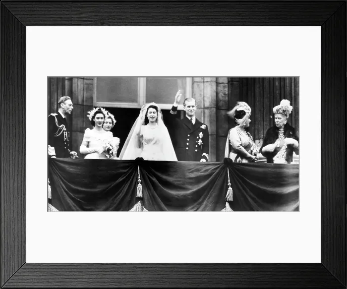 Framed Print : The Royal family gathers on a balcony of Buckingham Palace after Princess Elizabeth's Marriage to Prince Philip