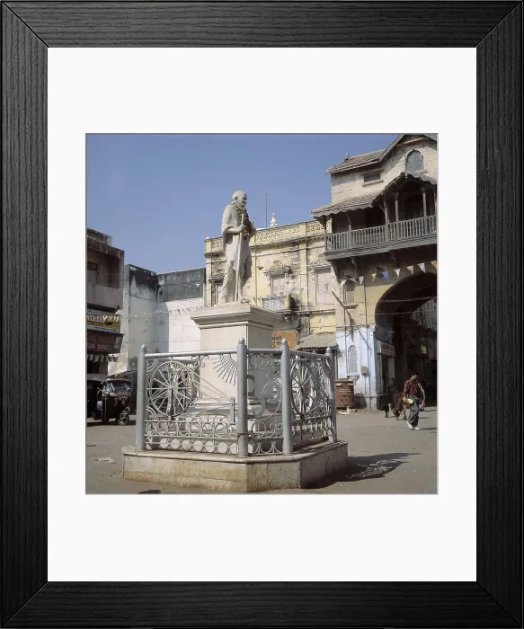 Framed Print : GANDHI, Mohandas Karamchand, called Mahatma (1869-1948). Statue of Gandhi. Sculpture on rock. INDIA. GUJARAT. Porbandar. AISA / Everett Collection**US SALES ONLY**