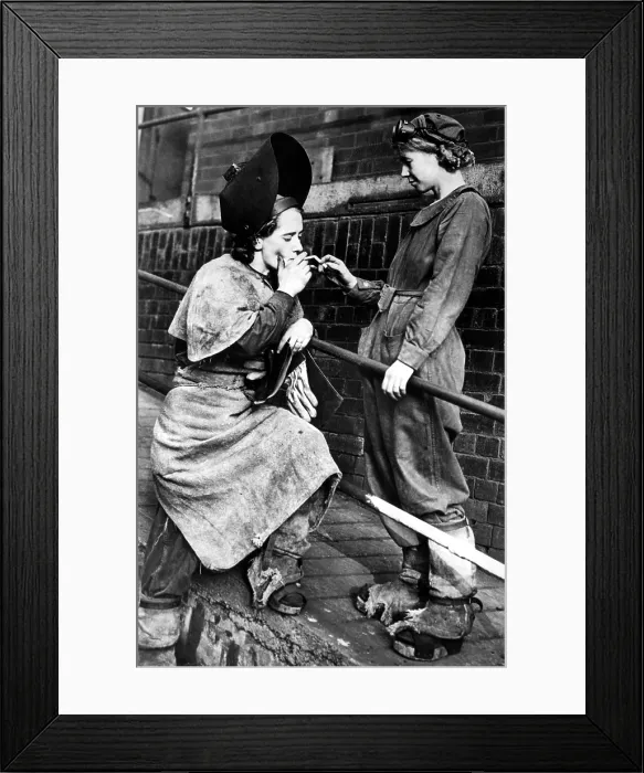 Framed Print : British women working during wartime, November 27, 1942. Courtesy: CSU Archives / Everett Collection
