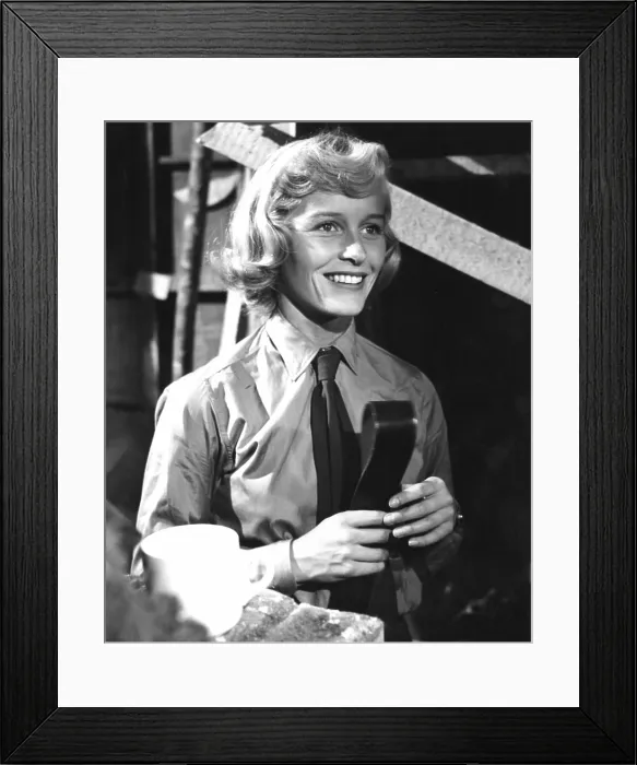 Framed Print : CARVE HER NAME WITH PRIDE, Virginia McKenna, 1958