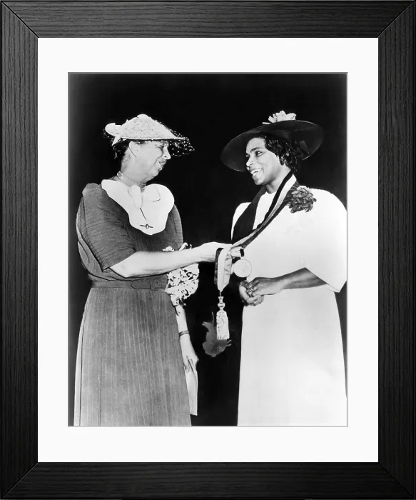 Framed Print : Eleanor Roosevelt gives singer Marian Anderson the Springarn Medal, an NAACP award for outstanding achievement by a black American, 1939. Courtesy: CSU Archives / Everett Collection Framed Print : Eleanor Roosevelt gives singer Marian Anderson the Springarn Medal, an NAACP award for outstanding achievement by a black American, 1939. Courtesy: CSU Archives / Everett Collection