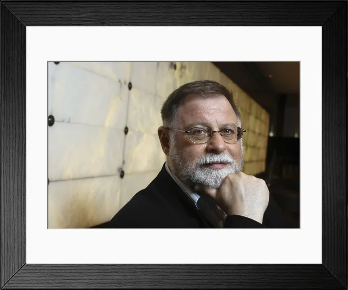 Framed Print : MANGUELAlberto (1948). Writer. 2004. Oscar Elias / AISA / Everett Collection (184186)**US SALES ONLY** Framed Print : MANGUELAlberto (1948). Writer. 2004. Oscar Elias / AISA / Everett Collection (184186)**US SALES ONLY**