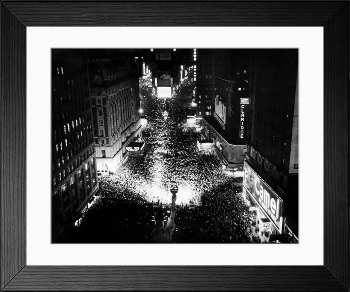 Framed Print : Thousands of people celebrating the end of a brownout in Times Square, New York, 1945.. Courtesy: CSU Archives  /  Everett Collection