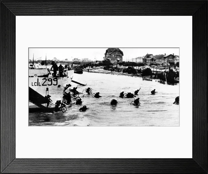 Framed Print : D-DAY, Allied Troops invade Normandy, France, 1944. Courtesy: CSU Archives  /  Everett Collection