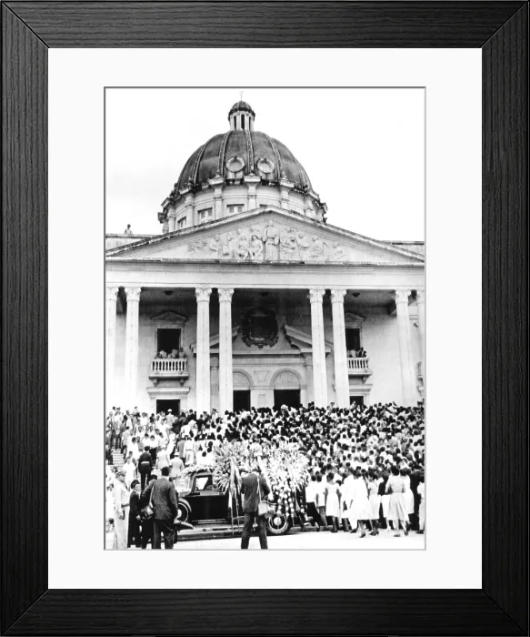 Framed Print : Mourners for assassinated dictator, Rafael Trujillo, at the Presidential Palace, Ciudad Trujillo. June 1961