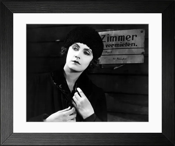 Framed Print : THE JOYLESS STREET, (aka DIE FREUDLOSE GASSE), Greta Garbo, 1925