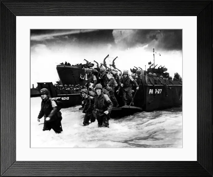 Framed Print : World War II: American soldiers landing in Normandy, France, 1944.. Courtesy: CSU Archives  /  Everett Collection