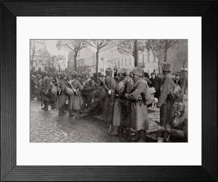 Framed Print : POLAND. Warsaw. The first World war. Oriental front (1914). Russian soldierscombatants of the Vistula belonging to the regiments of Siberiain the streets of Warsaw