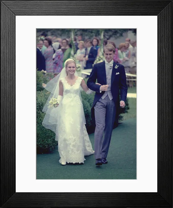 Framed Print : Mr. and Mrs. Edward Finch Cox at their White House wedding in the Rose Garden. First daughter Patricia Nixon was married on June 12, 1971