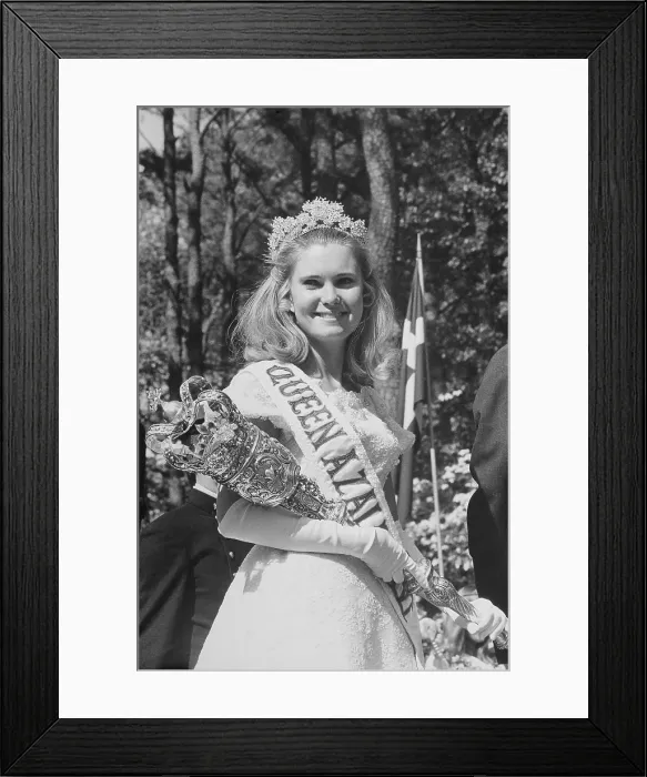 Framed Print : Tricia Nixon after being crowned Queen Azalea, by her father, President Richard Nixon on April 26, 1969 Framed Print : Tricia Nixon after being crowned Queen Azalea, by her father, President Richard Nixon on April 26, 1969