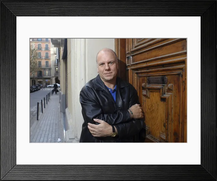 Framed Print : ROBINSONPeter (1950). Writer. 2004. Oscar Elias / AISA / Everett Collection (184316)**US SALES ONLY** Framed Print : ROBINSONPeter (1950). Writer. 2004. Oscar Elias / AISA / Everett Collection (184316)**US SALES ONLY**