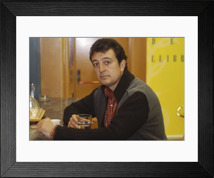 Framed Print : GARCIAManolo (1955). Musician. 2004. Oscar Elias / AISA / Everett Collection (184319)**US SALES ONLY**