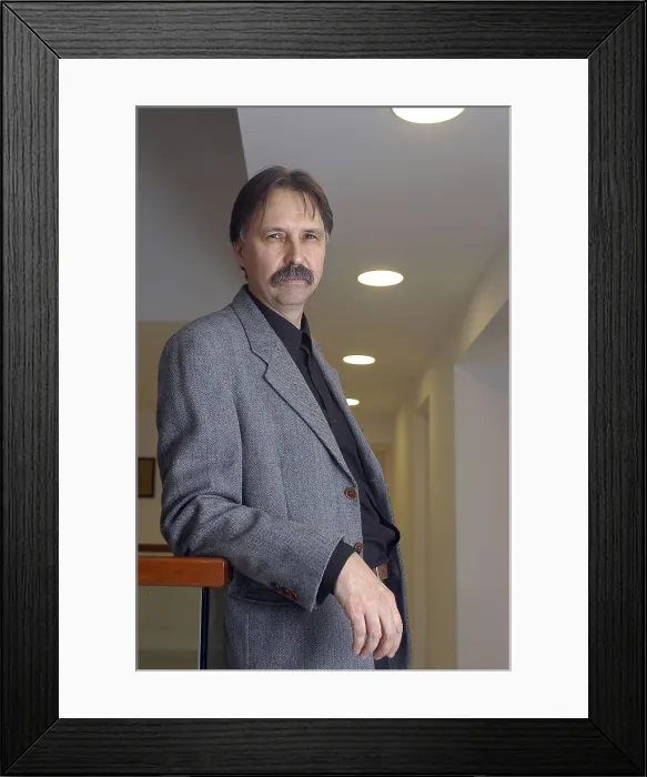 Framed Print : KOVACSICSAdan (1953). Writer. 2004. Oscar Elias / AISA / Everett Collection (184321)**US SALES ONLY** Framed Print : KOVACSICSAdan (1953). Writer. 2004. Oscar Elias / AISA / Everett Collection (184321)**US SALES ONLY**