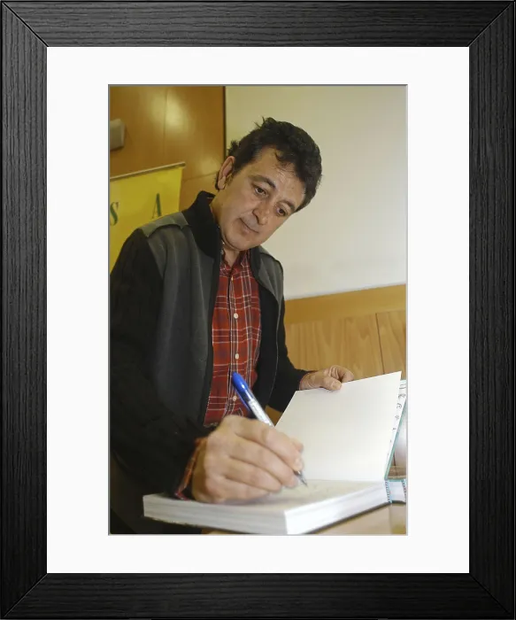 Framed Print : GARCIAManolo (1955). Musician. 2004. Oscar Elias / AISA / Everett Collection (184317)**US SALES ONLY**