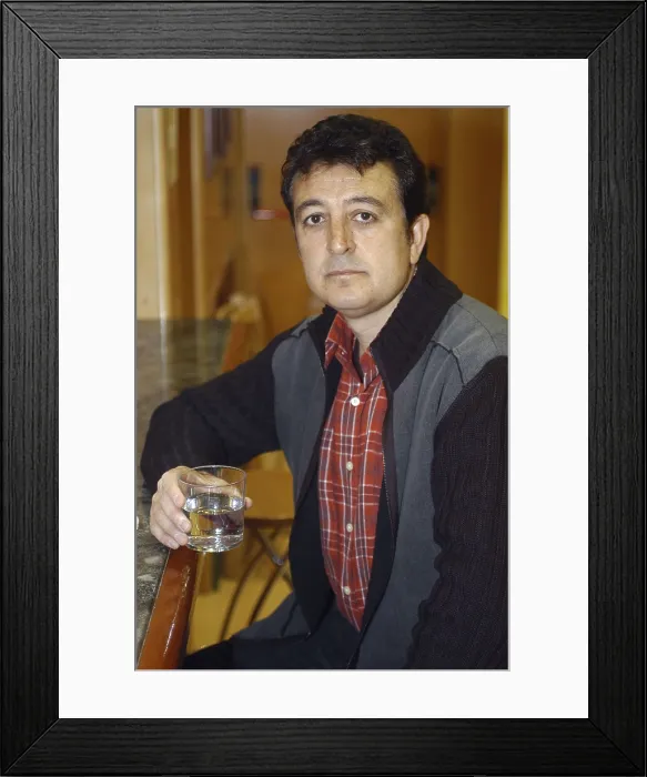 Framed Print : GARCIAManolo (1955). Musician. 2004. Oscar Elias / AISA / Everett Collection (184320)**US SALES ONLY** Framed Print : GARCIAManolo (1955). Musician. 2004. Oscar Elias / AISA / Everett Collection (184320)**US SALES ONLY**