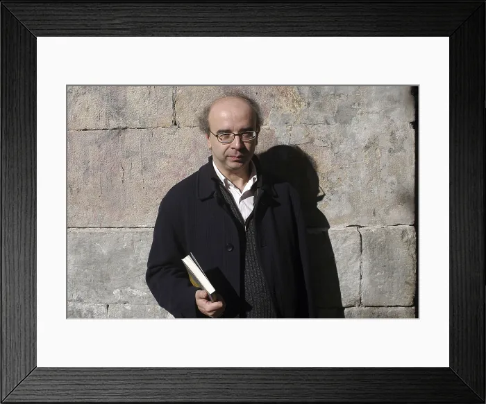 Framed Print : DALMAURafael. Writer. 2004. Oscar Elias / AISA / Everett Collection (184331)**US SALES ONLY** Framed Print : DALMAURafael. Writer. 2004. Oscar Elias / AISA / Everett Collection (184331)**US SALES ONLY**