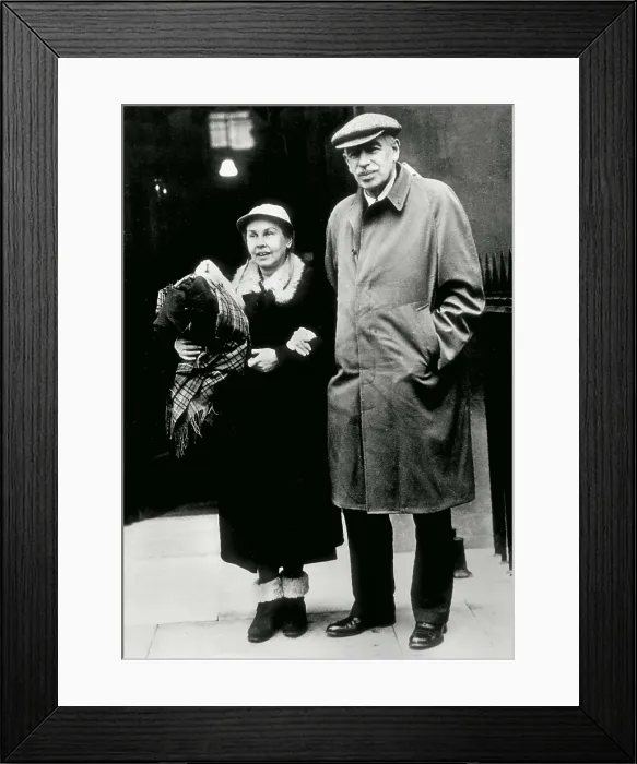 Framed Print : LOPOKOVA, Lydia (1892-1981); KEYNES, John Maynard (1883-1946). Portrait of John Maynard Keynes and his wife, Lydia Lopokova, when they arrived to London from Washington in 1945