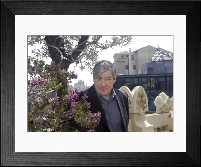 Framed Print : MCGRATHPatric (1950). Writer. 2005. Oscar Elias / AISA / Everett Collection (184376)**US SALES ONLY**