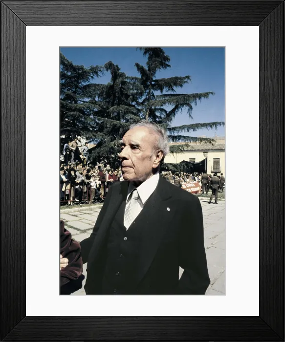 Framed Print : BORGES, Jorge Luis (1899-1986). Borges in the University of Alcal de Henares due to the ceremony of the Cervantes Prize (23rd April 1983). AISA / Everett Collection**US SALES ONLY** Framed Print : BORGES, Jorge Luis (1899-1986). Borges in the University of Alcal de Henares due to the ceremony of the Cervantes Prize (23rd April 1983). AISA / Everett Collection**US SALES ONLY**