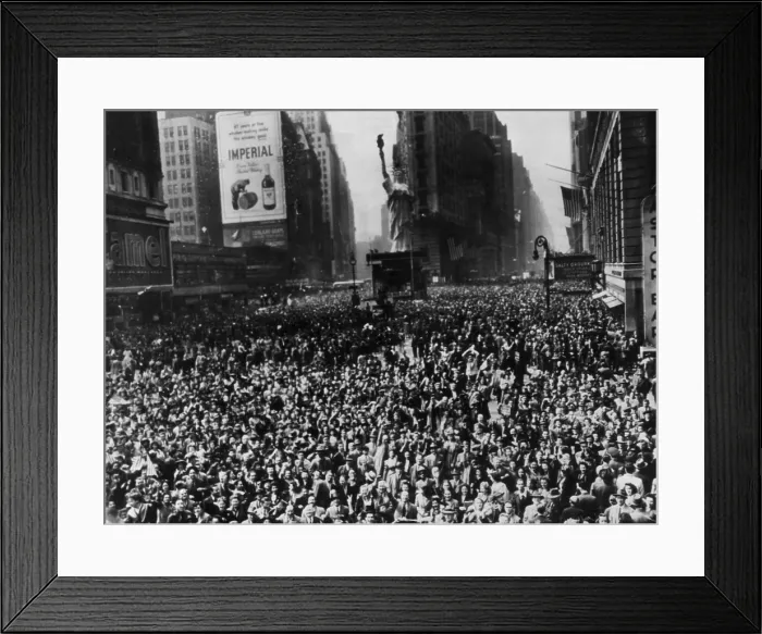 Framed Print : Crowds in Times Square, New York celebrating the end of World War II, 1945.. Courtesy: CSU Archives / Everett Collection Framed Print : Crowds in Times Square, New York celebrating the end of World War II, 1945.. Courtesy: CSU Archives / Everett Collection
