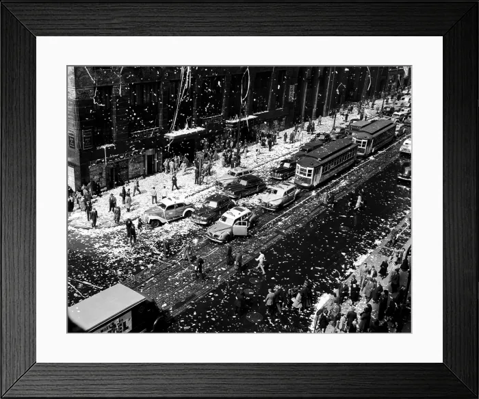 Framed Print : Crowds on the corner of 42nd Street and Lexington Avenue in New York celebrate the end of World War II, 1945.. Courtesy: CSU Archives / Everett Collection Framed Print : Crowds on the corner of 42nd Street and Lexington Avenue in New York celebrate the end of World War II, 1945.. Courtesy: CSU Archives / Everett Collection