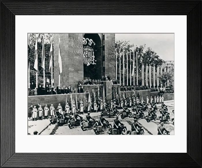 Framed Print : FRANCO BAHAMONDE, Francisco (1892-1975). Spain. Civil War. Victory Parade (1939). Italian units march before the platform of Franco. AISA / Everett Collection**US SALES ONLY** Framed Print : FRANCO BAHAMONDE, Francisco (1892-1975). Spain. Civil War. Victory Parade (1939). Italian units march before the platform of Franco. AISA / Everett Collection**US SALES ONLY**