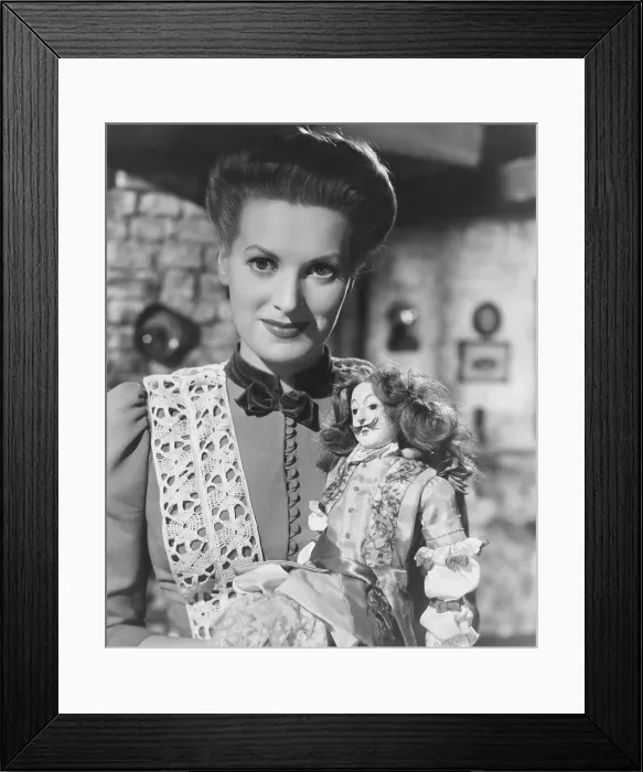 Framed Print : THE FORBIDDEN STREET, (aka BRITANIA MEWS), Maureen O'Hara, 1949, TM & Copyright 20th Century Fox Film Corp. / courtesy Everett Collection