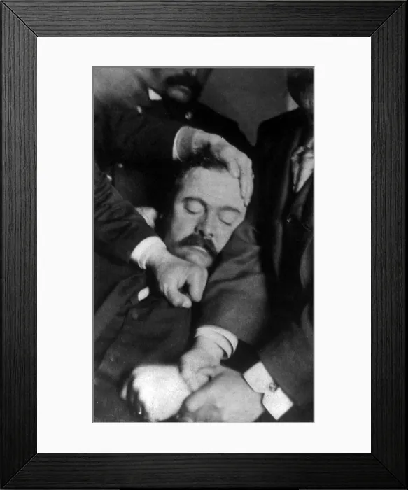 Framed Print : Mug shot. Edward McCarthy, aka Hare Lip Kelly, held by Chicago Police detectives, mugshot on carte de visite mount, 1896