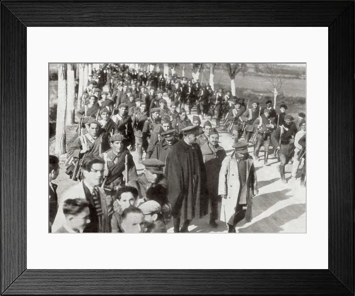 Framed Print : Spain (1930). Republican military uprising of Jaca (12th December 1930). Revolted soldiers made prisoners by loyal soldiers in the surroundings of Cillas