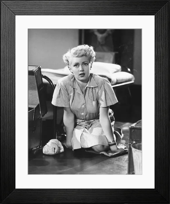 Framed Print : KEEP YOUR POWDER DRY, Lana Turner, 1945