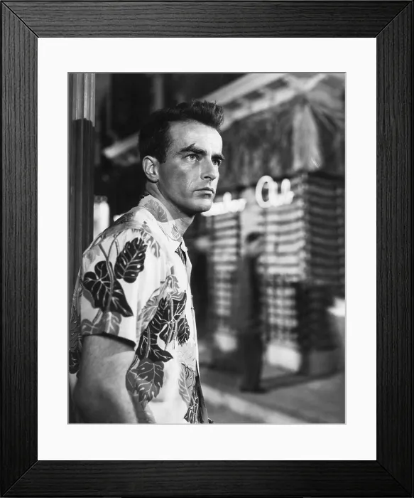 Framed Print : FROM HERE TO ETERNITY, Montgomery Clift, 1953 Framed Print : FROM HERE TO ETERNITY, Montgomery Clift, 1953