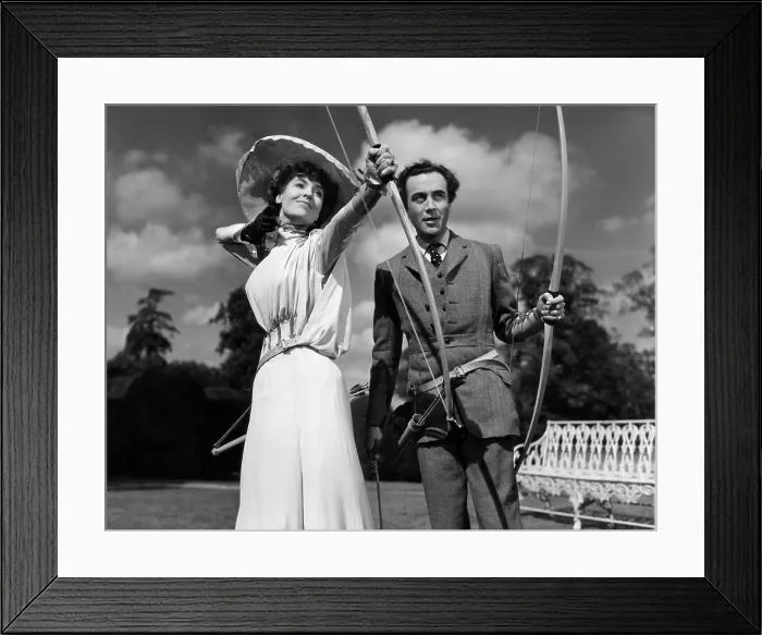 Framed Print : KIND HEARTS AND CORONETS, Valerie Hobson, Dennis Price, 1949