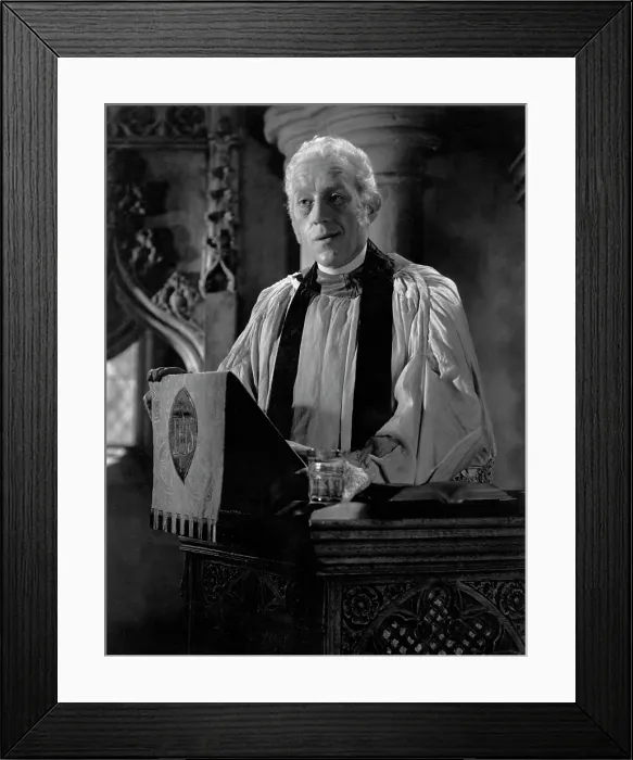 Framed Print : KIND HEARTS AND CORONETS, Alec Guinness, 1949 Framed Print : KIND HEARTS AND CORONETS, Alec Guinness, 1949
