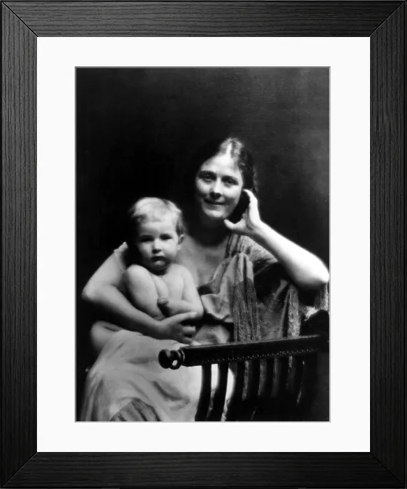 Framed Print : Isadora Duncan with daughter Deirdre, circa 1908. Courtesy: CSU Archives / Everett Collection Framed Print : Isadora Duncan with daughter Deirdre, circa 1908. Courtesy: CSU Archives / Everett Collection