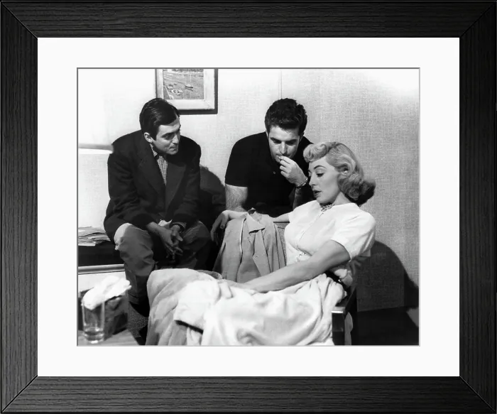 Framed Print : THE KILLING, director Stanley Kubrick, Vince Edwards, Marie Windsor on set, 1956 Framed Print : THE KILLING, director Stanley Kubrick, Vince Edwards, Marie Windsor on set, 1956
