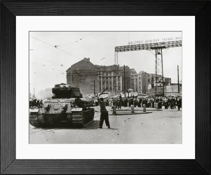 Framed Print : German Democratic Republic. Uprising in East Berlin against the Soviet occupation (17 de junio de 1953). AISA / Everett Collection**US SALES ONLY**