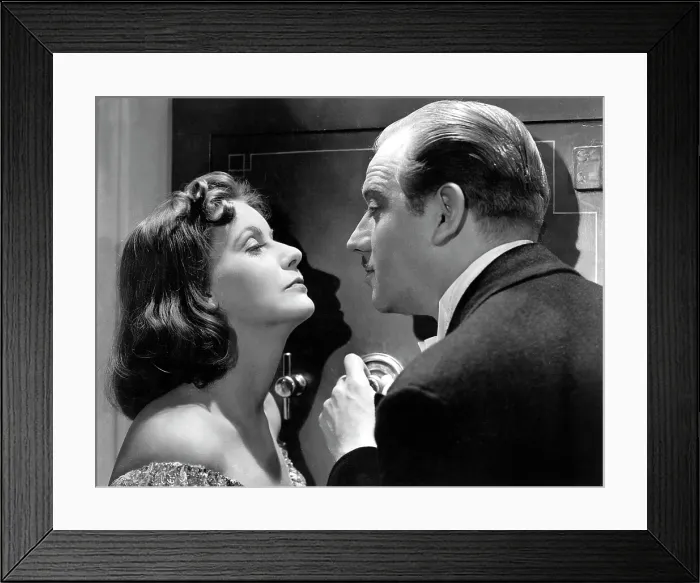 Framed Print : NINOTCHKA, Greta Garbo, Melvyn Douglas, 1939 Framed Print : NINOTCHKA, Greta Garbo, Melvyn Douglas, 1939