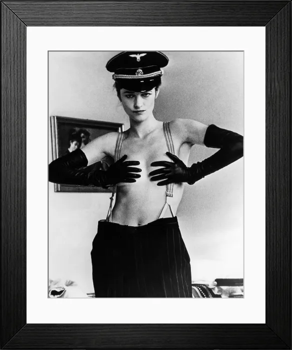 Framed Print : THE NIGHT PORTER, (aka IL PORTIERE DI NOTTE), Charlotte Rampling, 1974