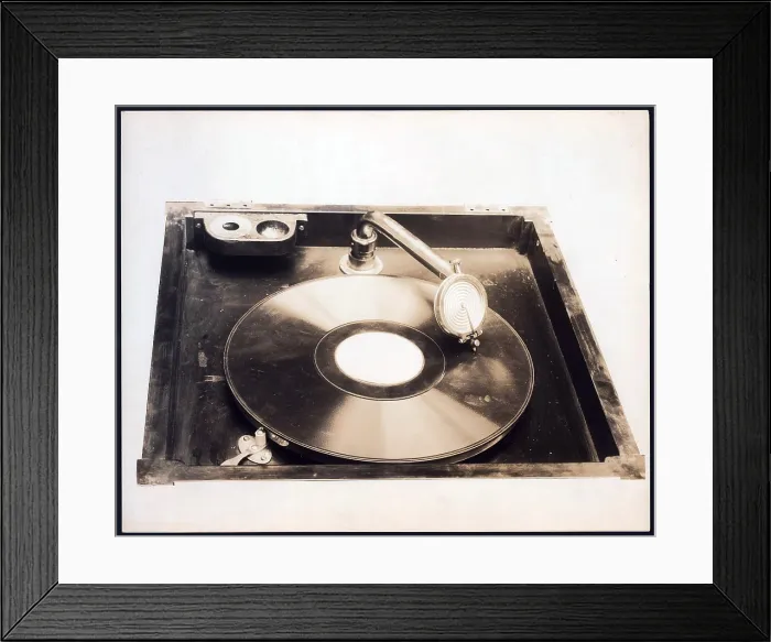 Framed Print : Top view of gramophone, in square wooden cabinet, with straight arm, needle and record, circa 1914