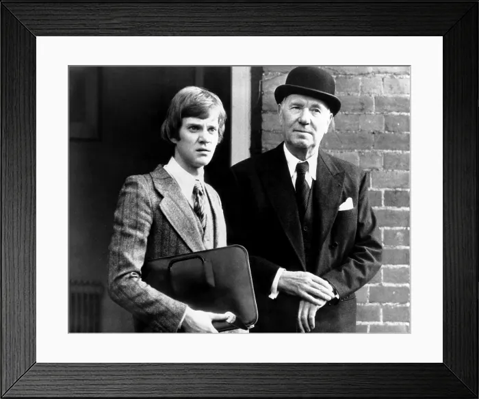 Framed Print : O LUCKY MAN!, from left, Malcolm McDowell, Ralph Richardson, 1973
