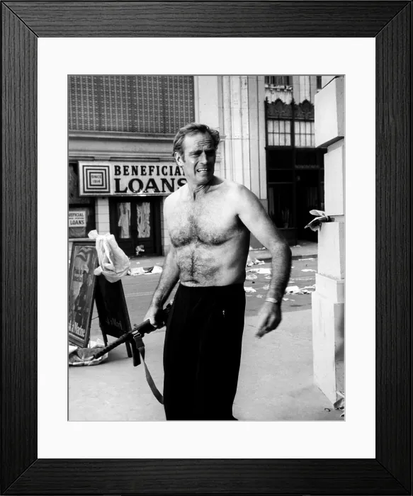 Framed Print : THE OMEGA MAN, Charlton Heston, 1971