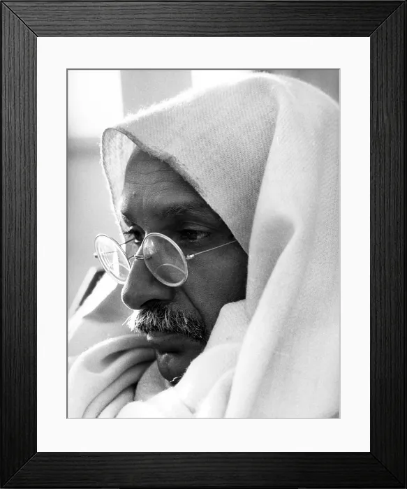 Framed Print : GANDHI, Ben Kingsley, (as Gandhi), 1982. Columbia / courtesy Everett Collection