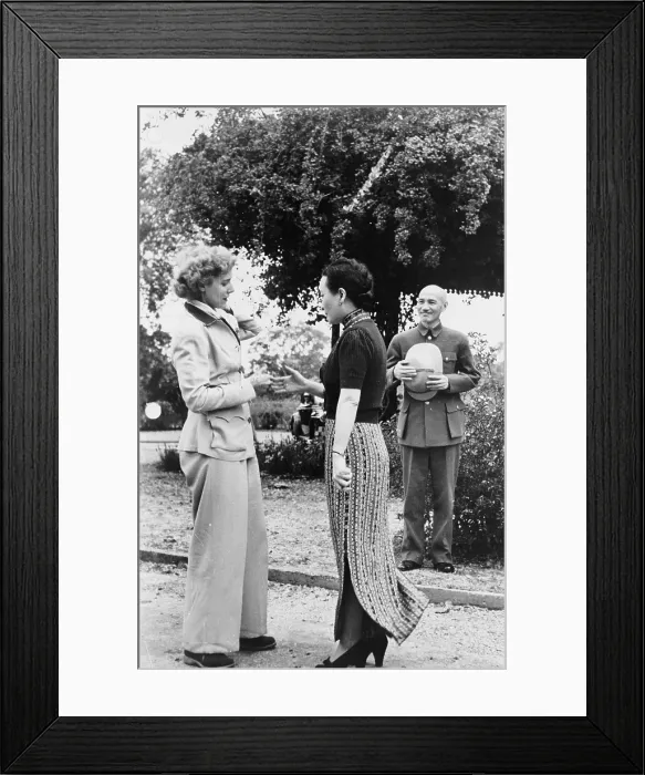 Framed Print : Clare Boothe Luce (1903-1987) about to shake hands with Madame Chiang Kai-shek(1897-2003) as General Chiang Kai-shek (1887-1975) looks on in 1941