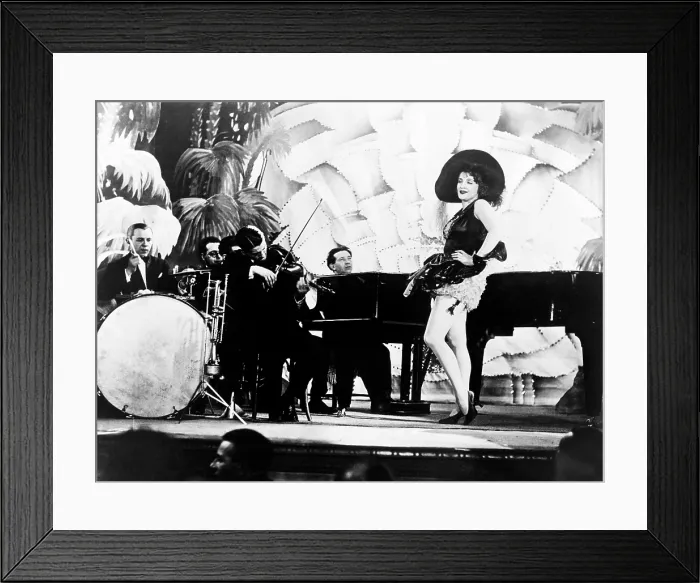Framed Print : THE BLUE ANGEL, (aka DER BLAUE ENGEL), Marlene Dietrich, right, accompanied by Die Weintraub Syncopators, and Friedrich Hollaender, on piano, 1930