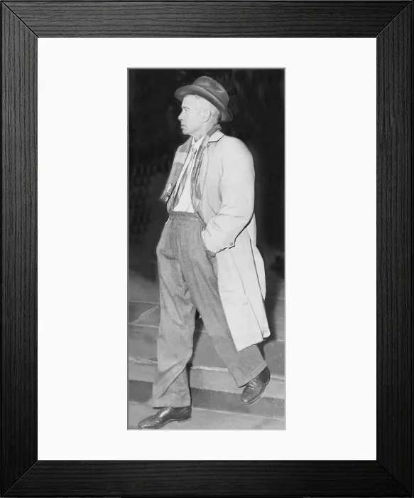Framed Print : E.E. Cummings (1894-1962), American poet in 1953 Framed Print : E.E. Cummings (1894-1962), American poet in 1953